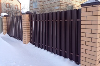Забор из евроштакетника в шахматном порядке 30 метров фото в Новосиньково