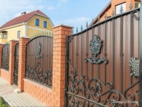 Кирпичный забор с ковкой  150 метров фото в Новосиньково