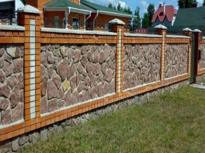 Кирпичный забор с камнем 12 метров фото в Новосиньково