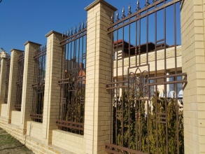 Кирпичный забор с ковкой  10 метров фото в Новосиньково