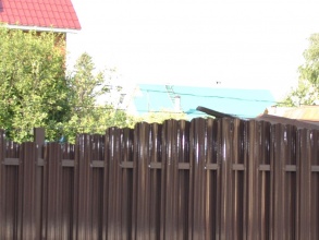 Забор из евроштакетника на ленточном фундаменте 10 метров фото в Новосиньково